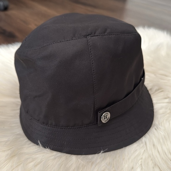 Burberry Checkered Bucket Hat - Picture 4 of 10